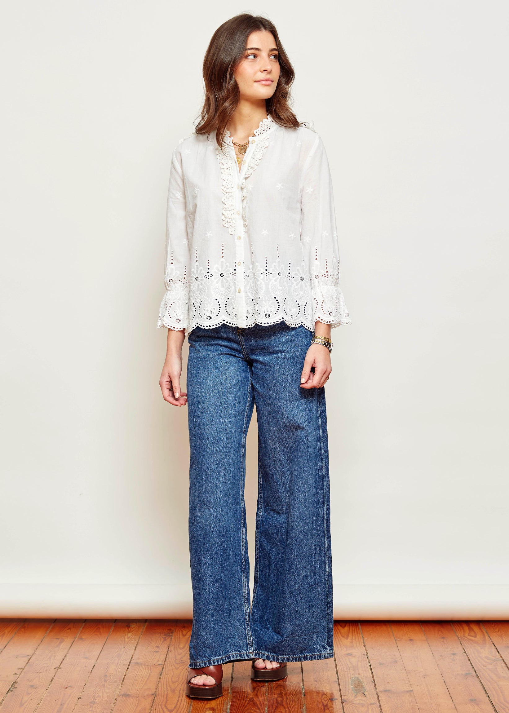 blusa blanca bordados volantes