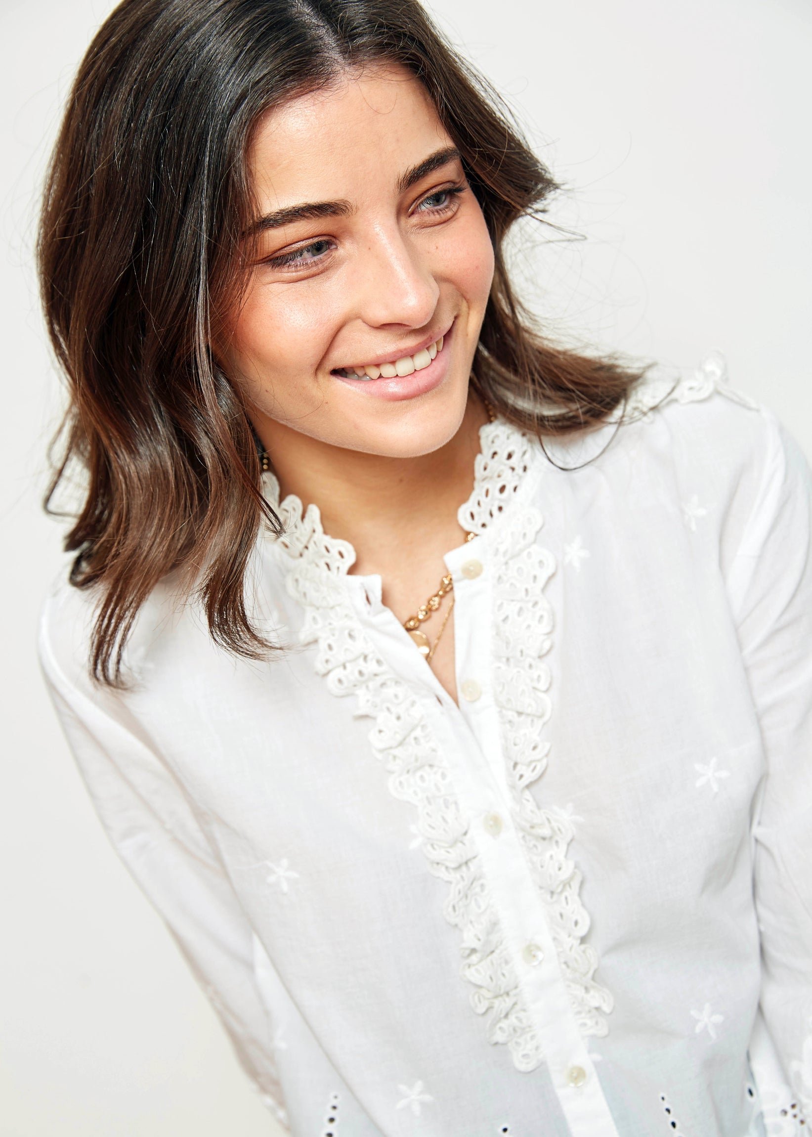 blusa blanca bordados volantes
