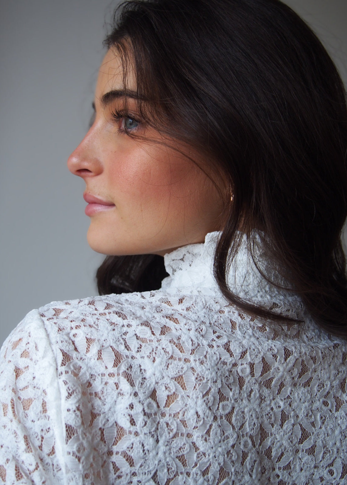 blusa blanca encaje detalle cuello