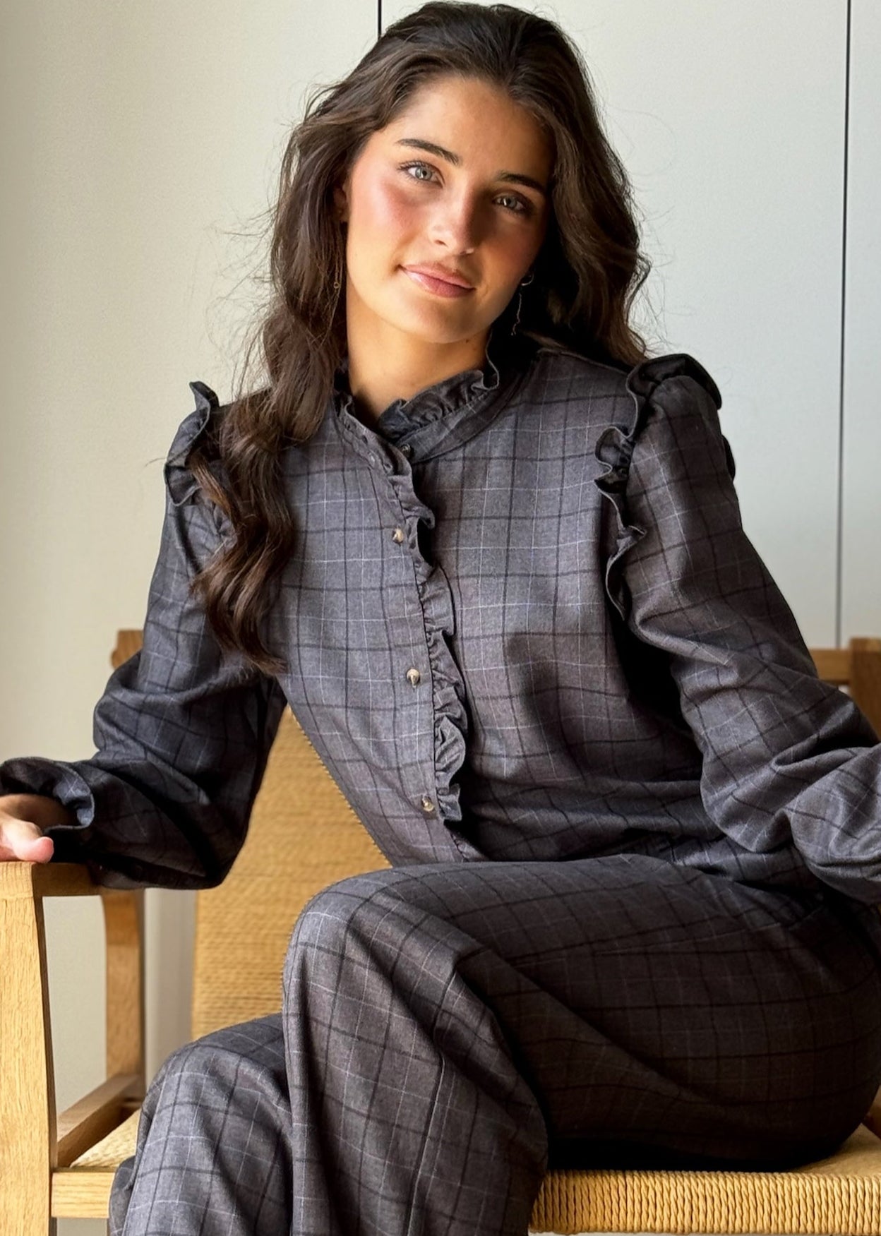 blusa plaid gris botones volantes