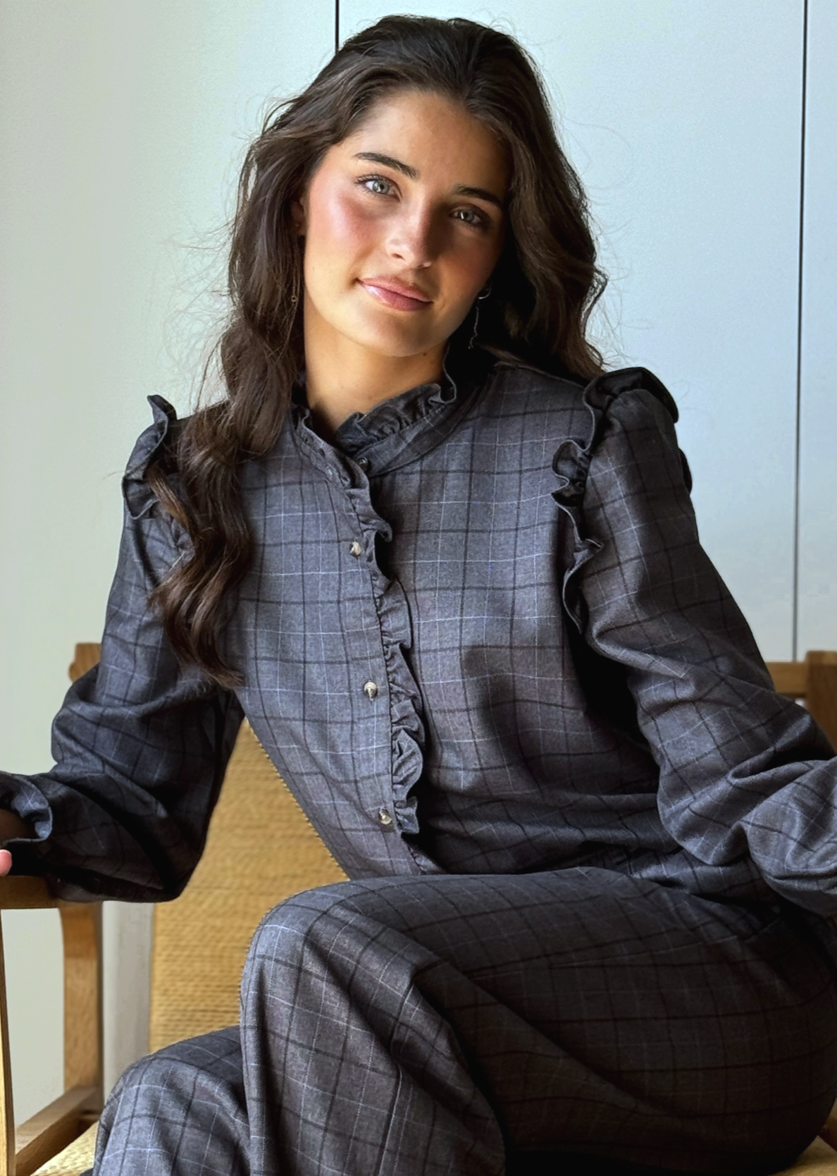 blusa_plaid_gris_volantes