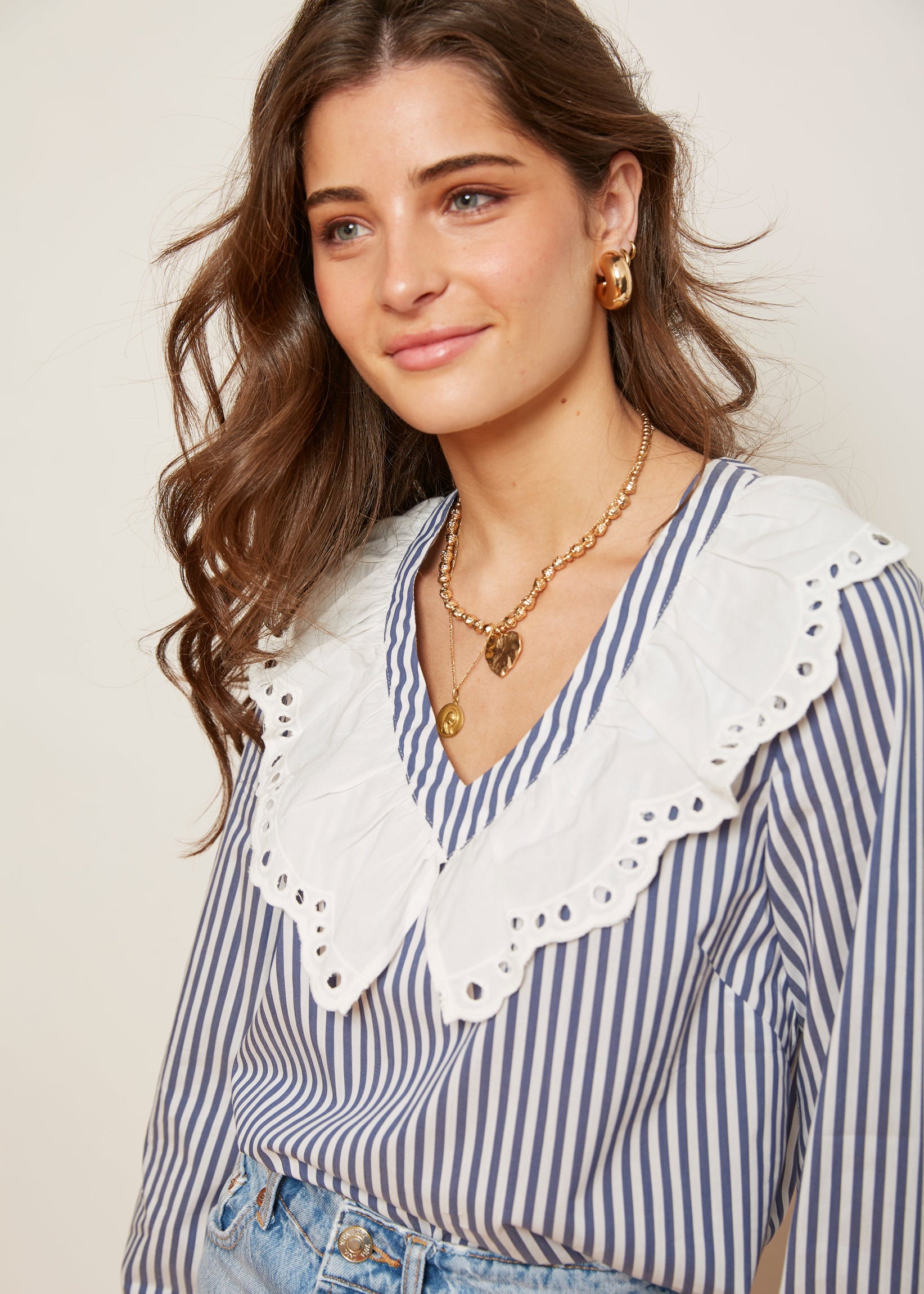 blusa rayas azul cuello blanco
