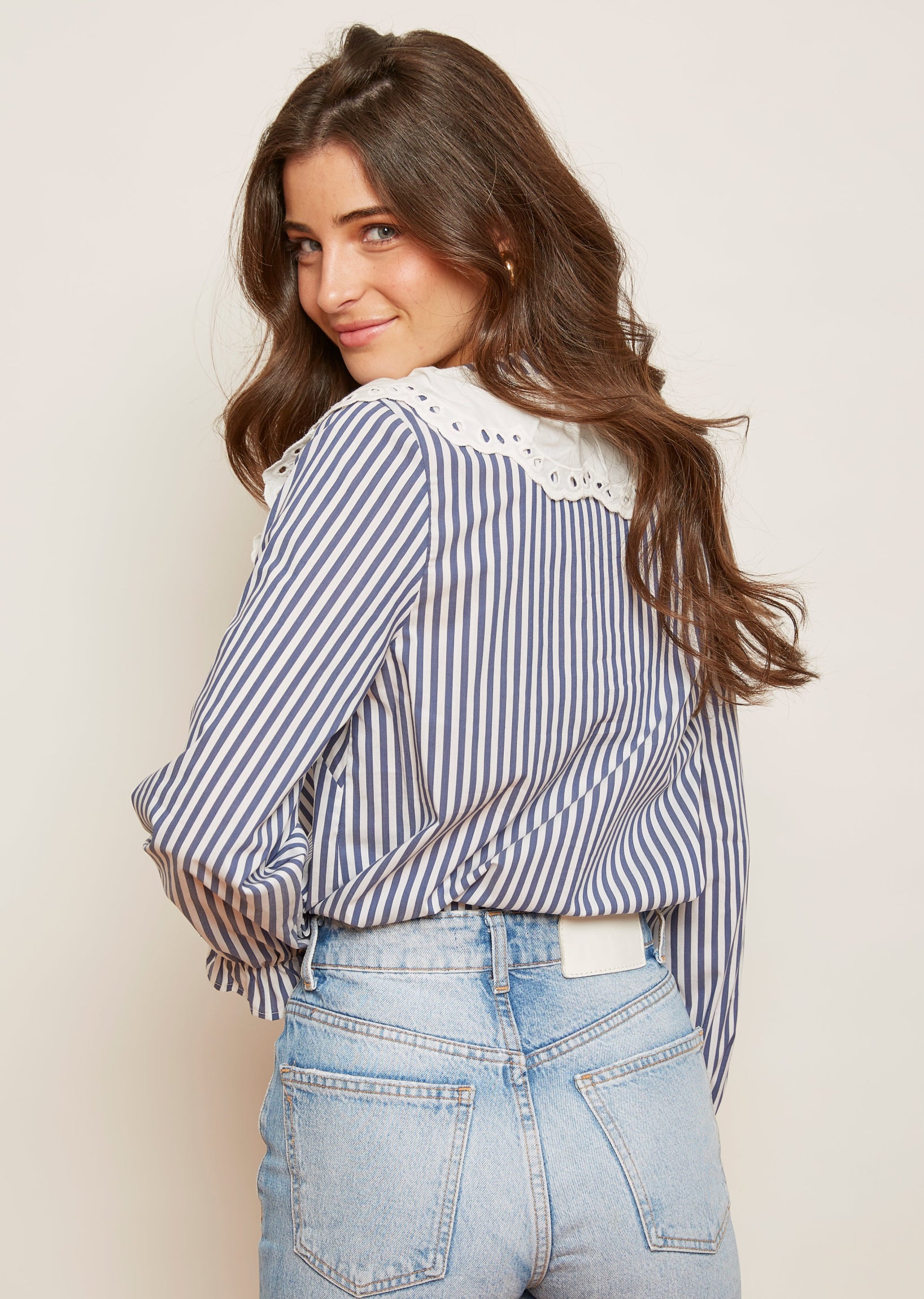 blusa rayas azul cuello blanco