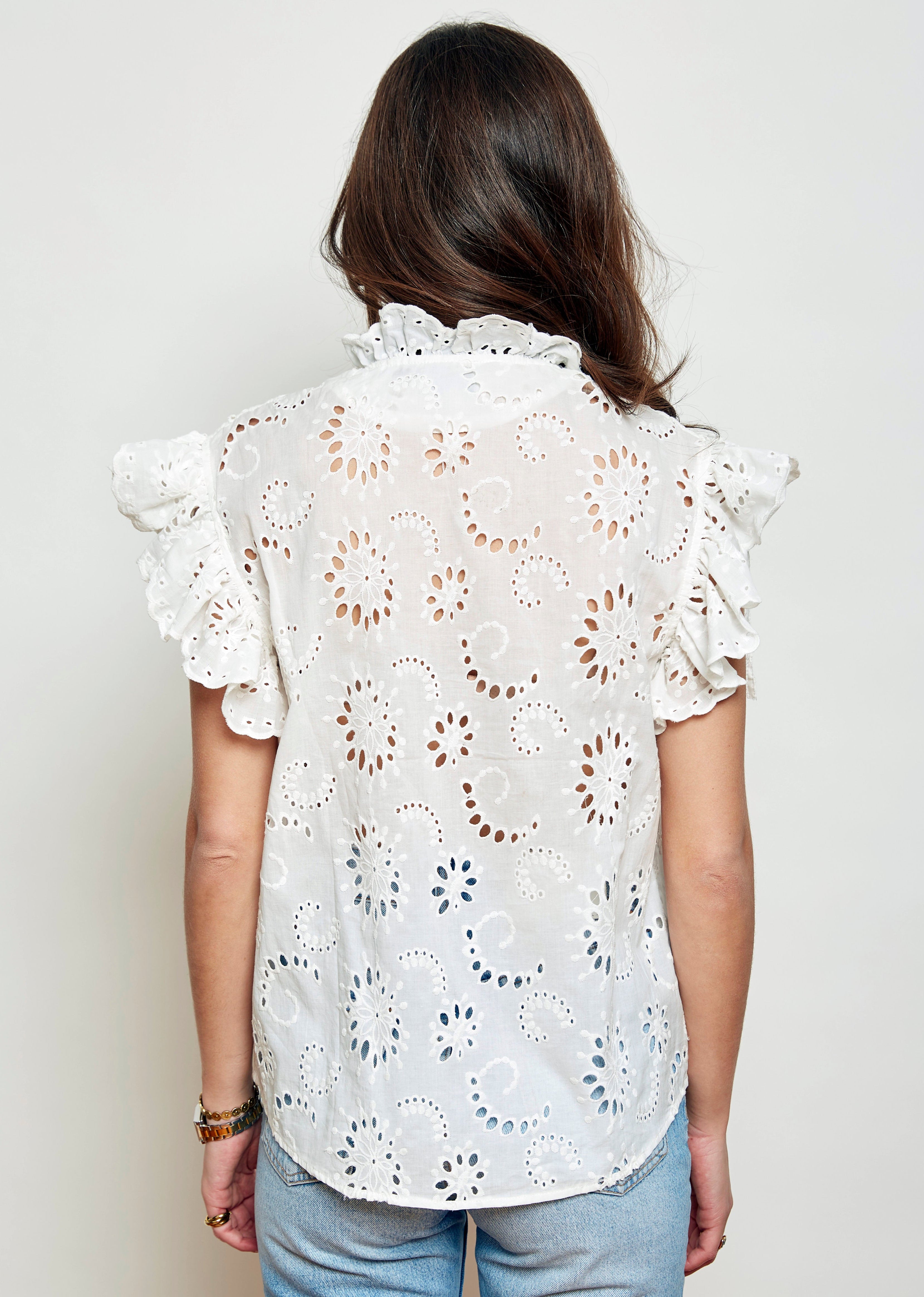 camisa blanca perforada