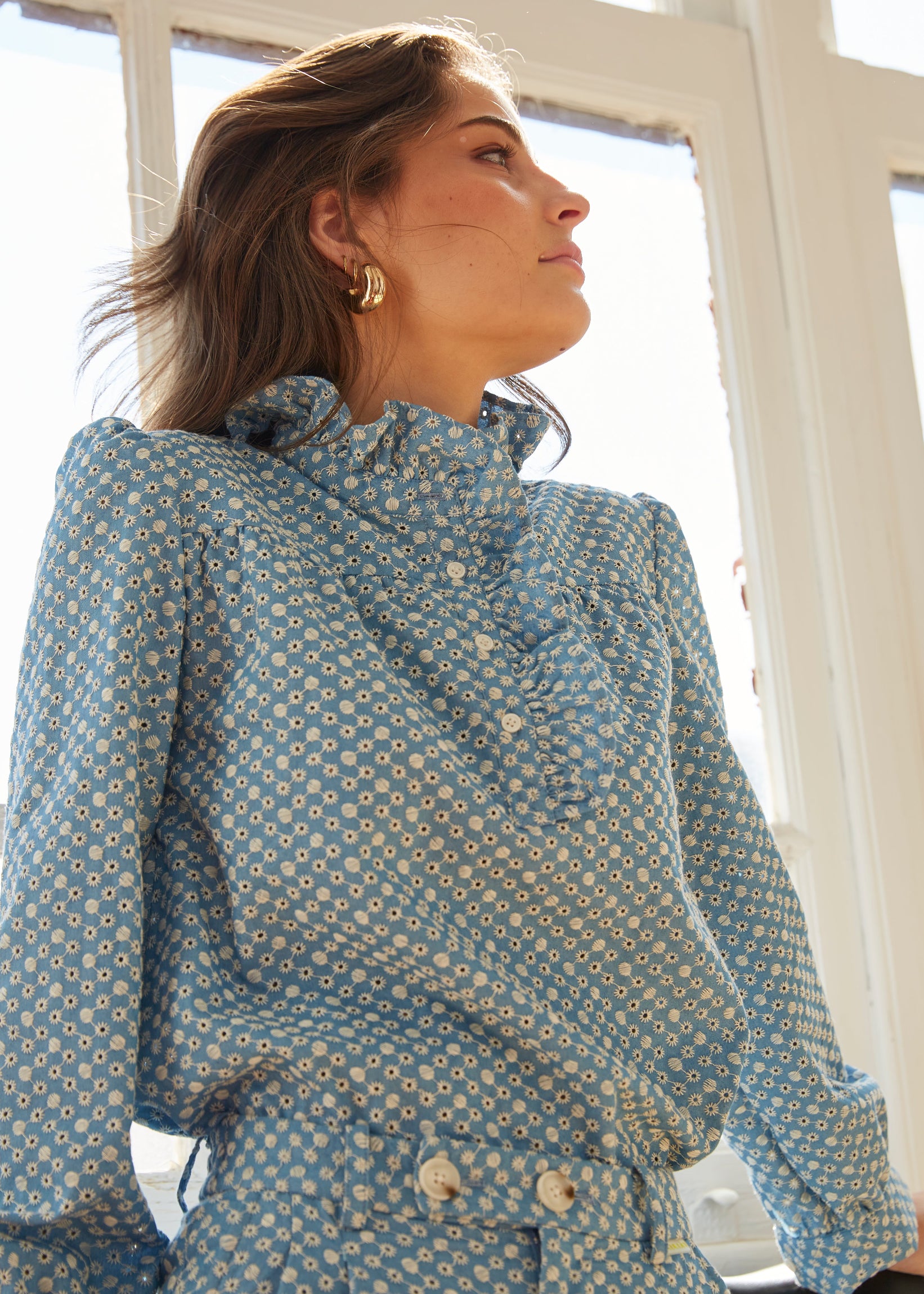 camisa bordados azul claro denim