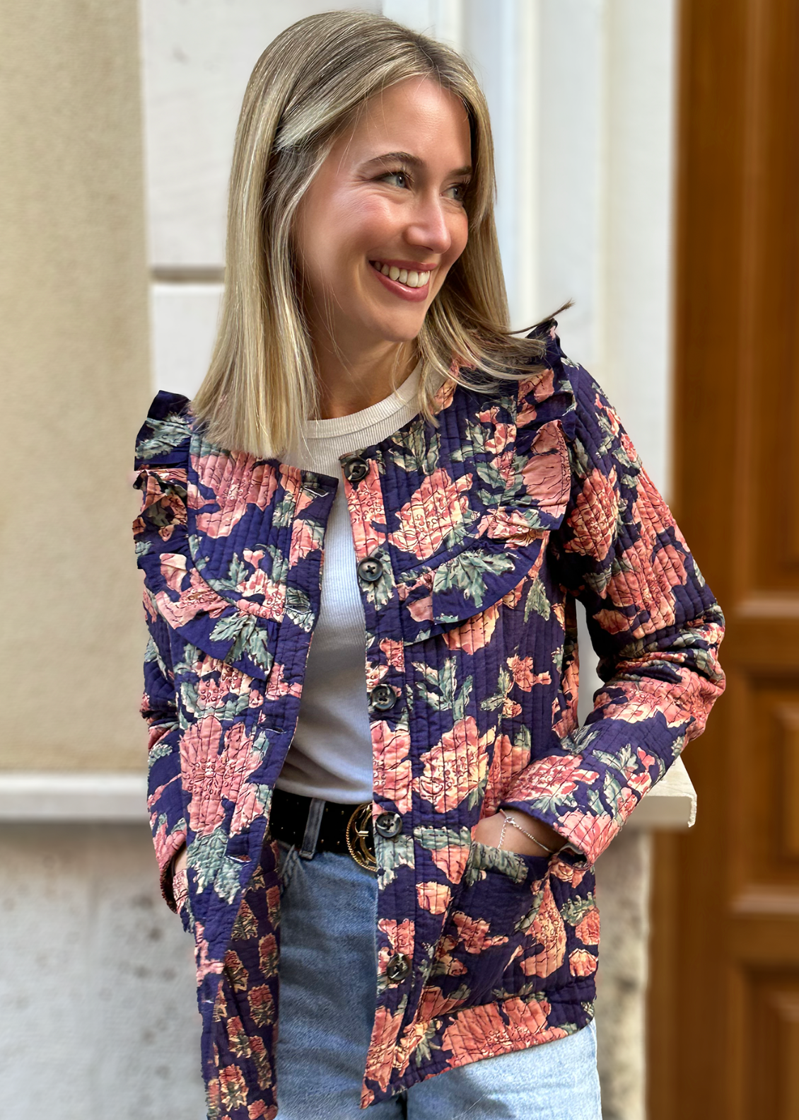 chaqueta flores azul marino rosas