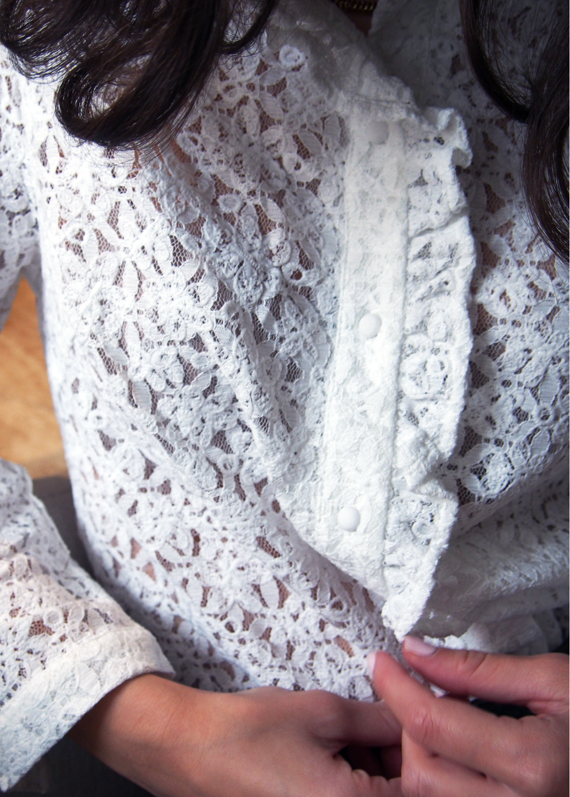 detalle blusa blanca encaje