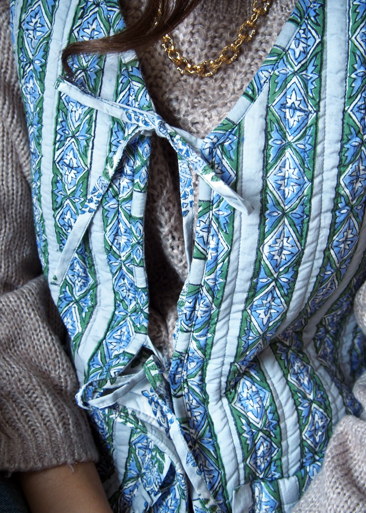 detalle chaleco estampado lazos
