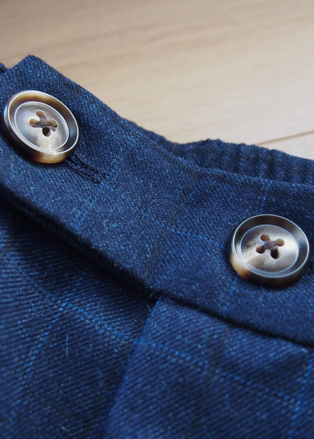 detalle pantalon plaid botones