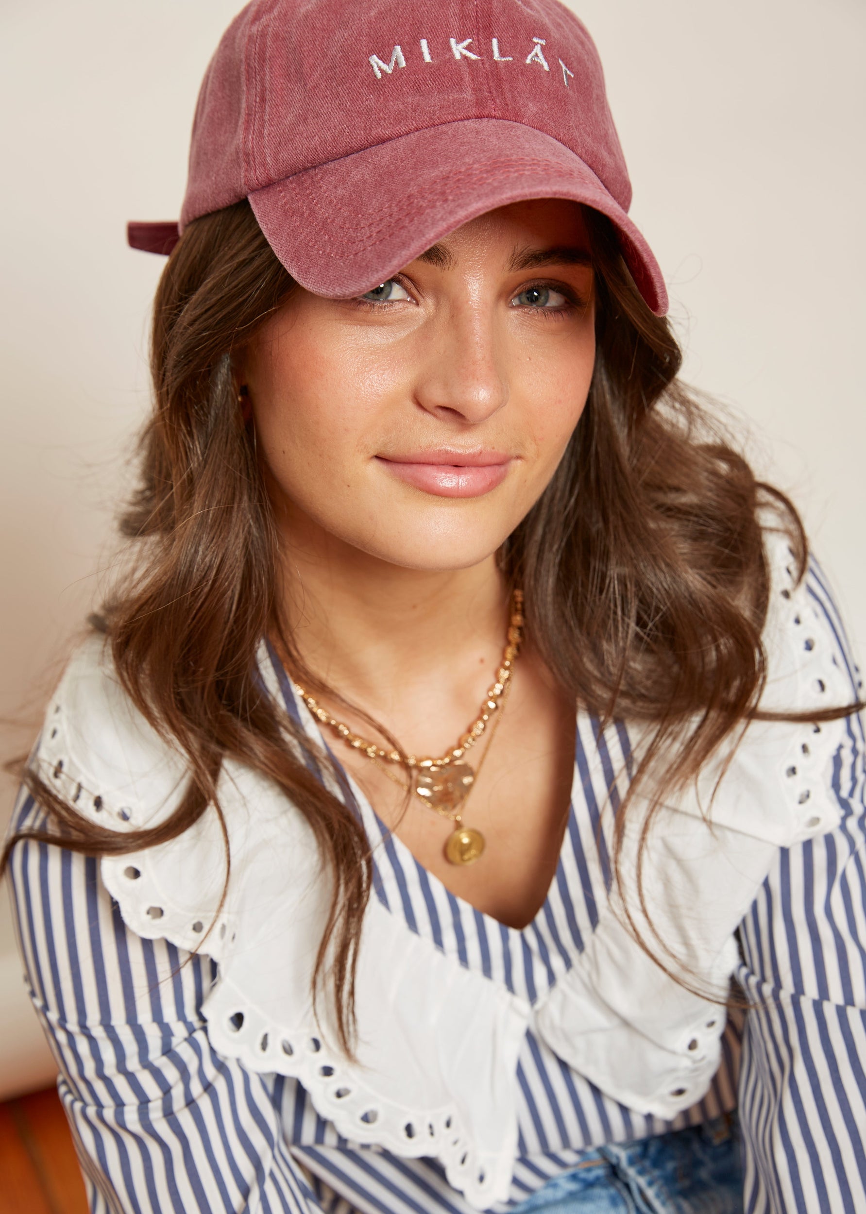 gorra burdeos bordado