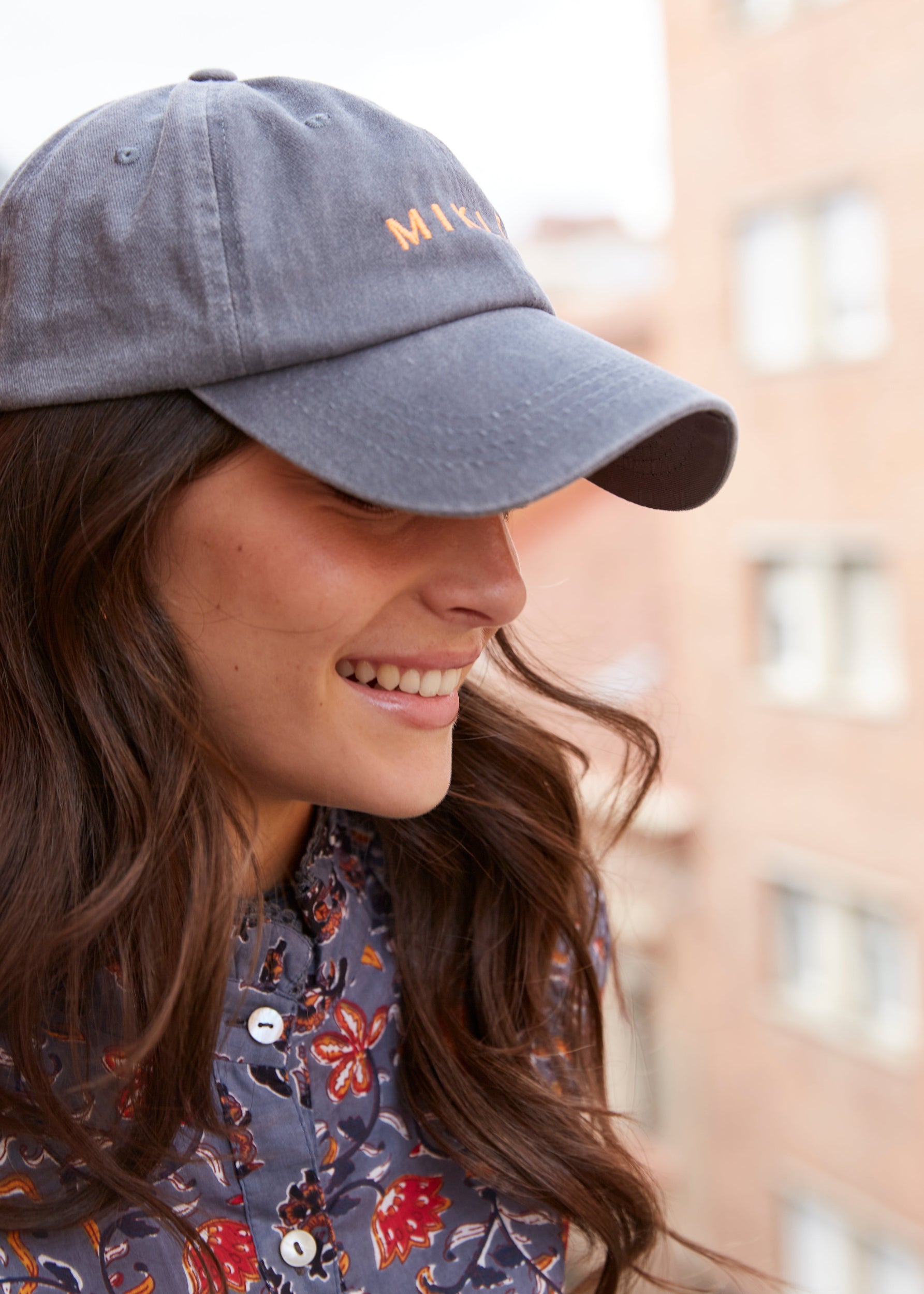 gorra logo bordado gris