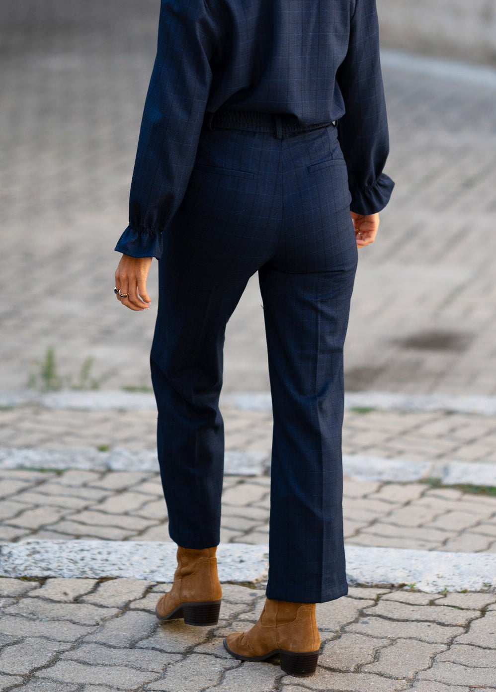 pantalón azul cuadros espalda