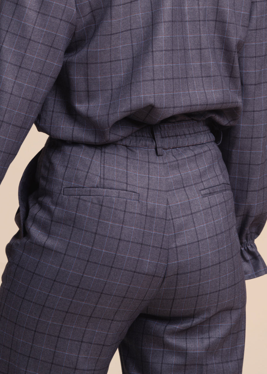 pantalon plaid cuadros gris espalda