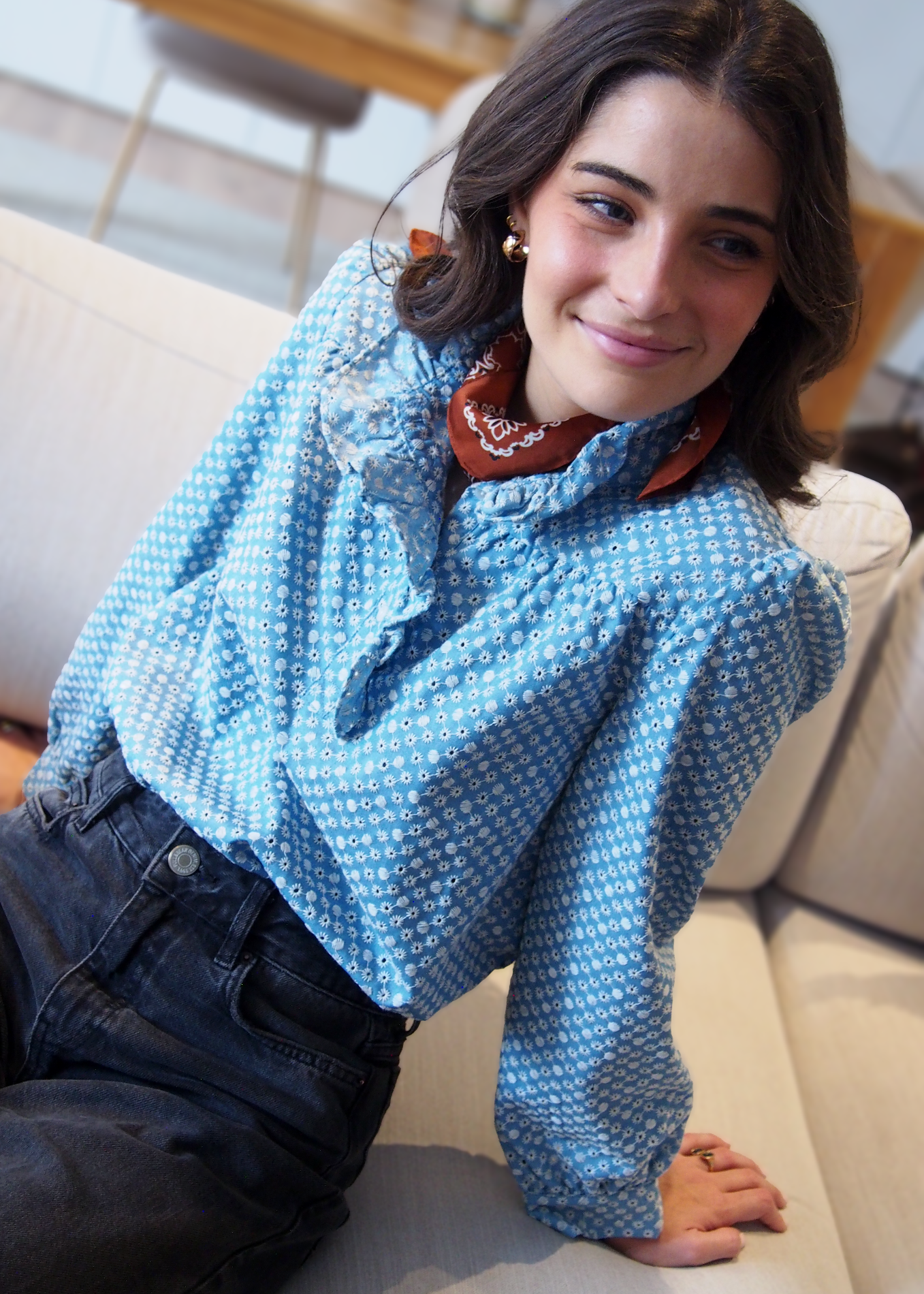 blusa denim azul bordado