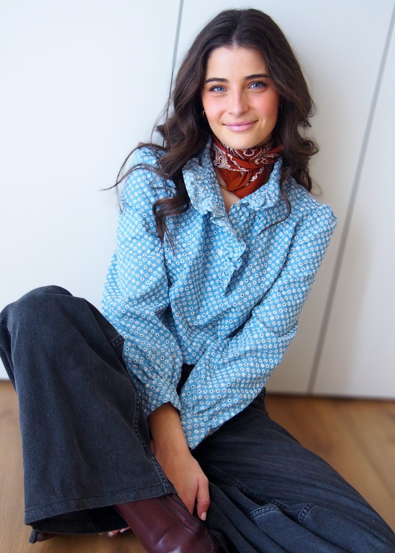 blusa denim bordada azul