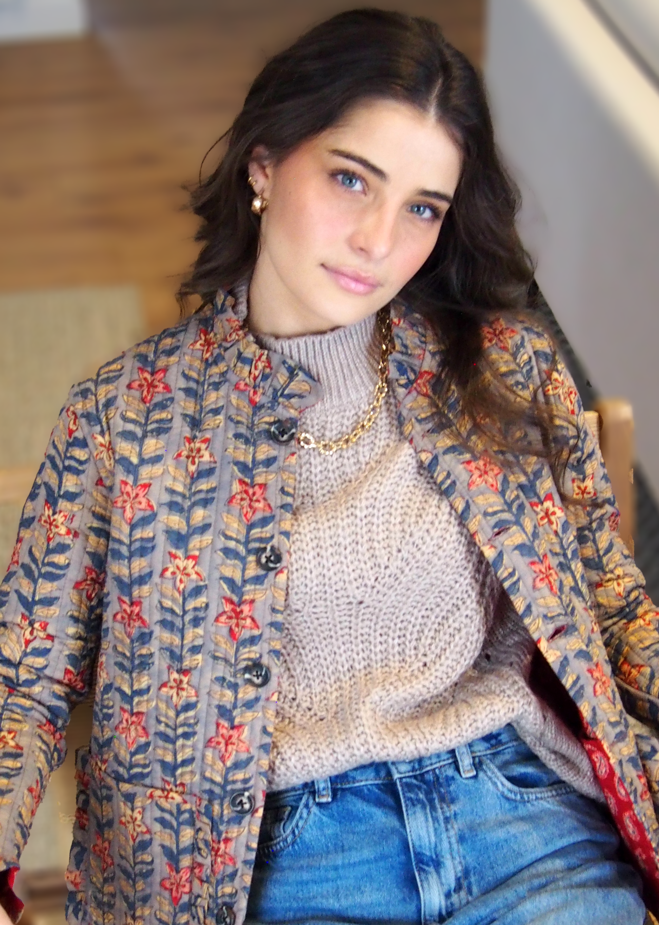 chaqueta acolchada gris flores