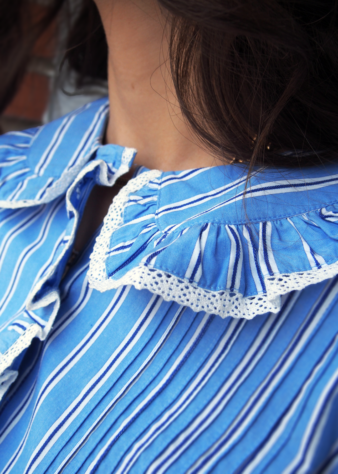 detalle cuello blusa rayas