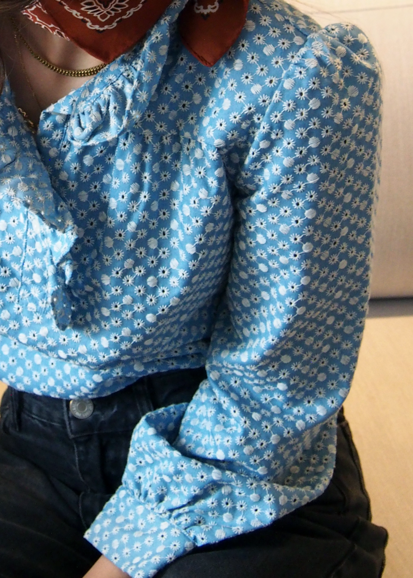 detalle manga blusa denim