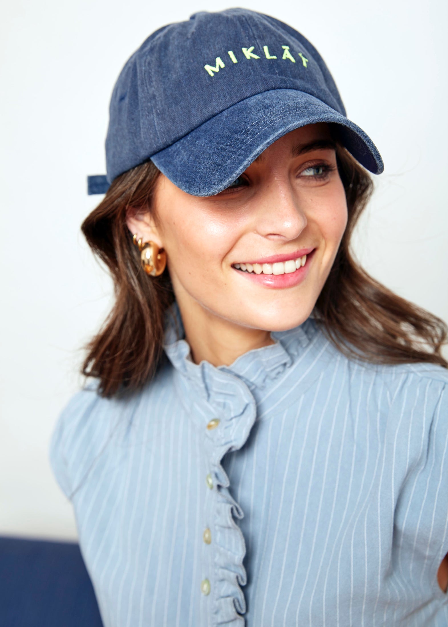 gorra azul marino logo