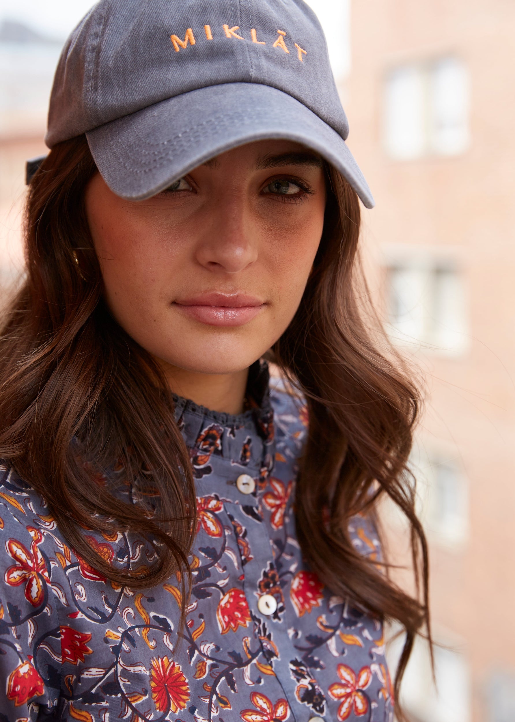 gorra gris logo bordado