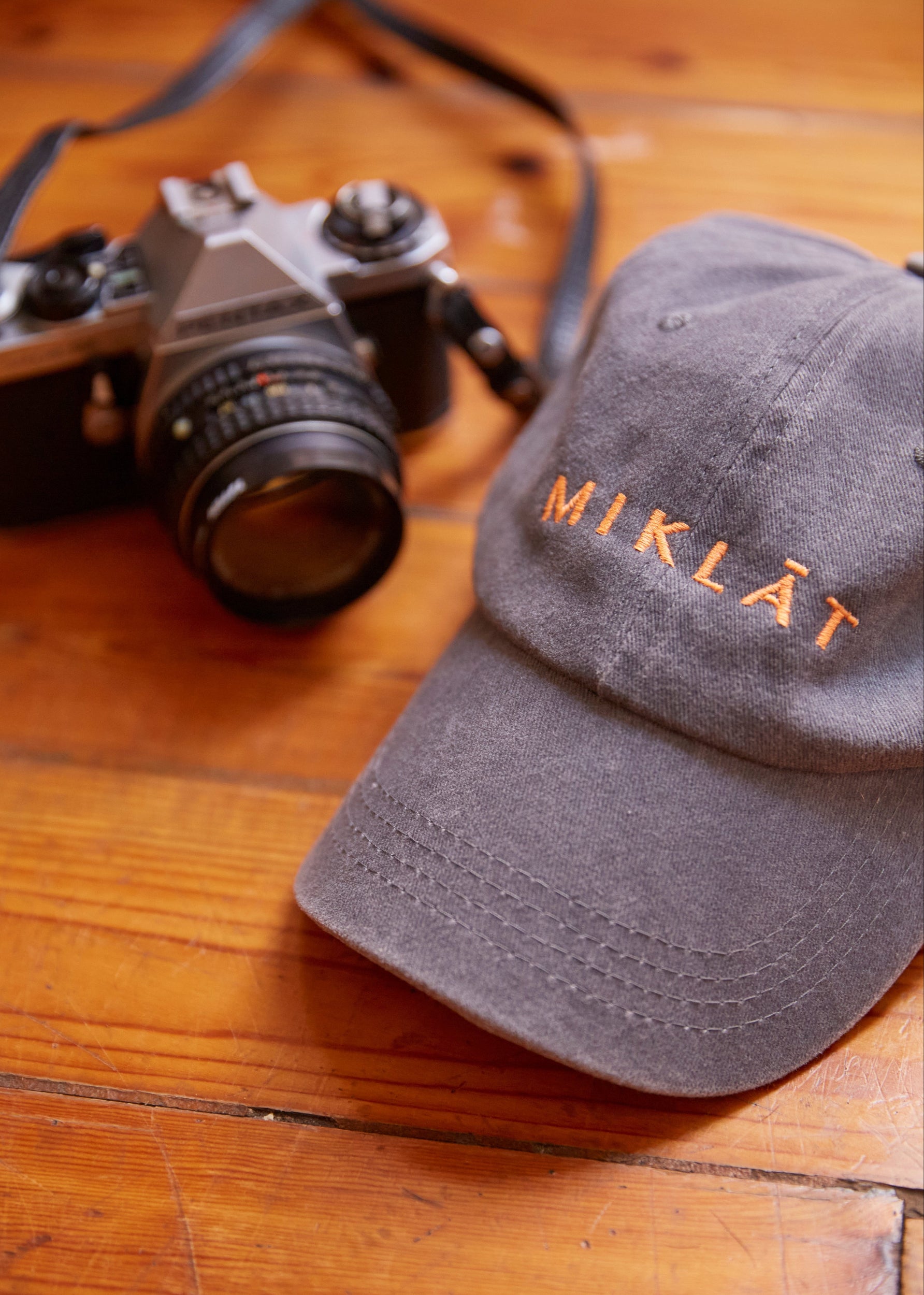 gorra logo gris 